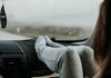 Este experto en seguridad vial te explica en solo 30 segundos por qué es tan peligroso ir con los pies en el tablero del auto