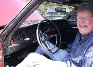 Metió su Dodge Charger en un garaje hace 30 años porque su mujer decía que hacía mucho ruido. Ahora tiene 96 años y lo ha restaurado para volver a disfrutarlo